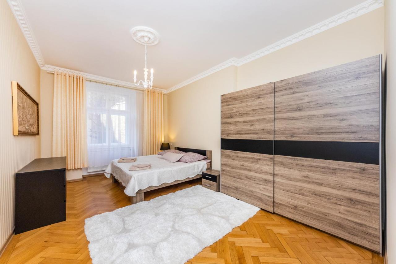 Prostorný třípokojový apartmán u nábřeží Vltavy Apartamento Praga Exterior foto