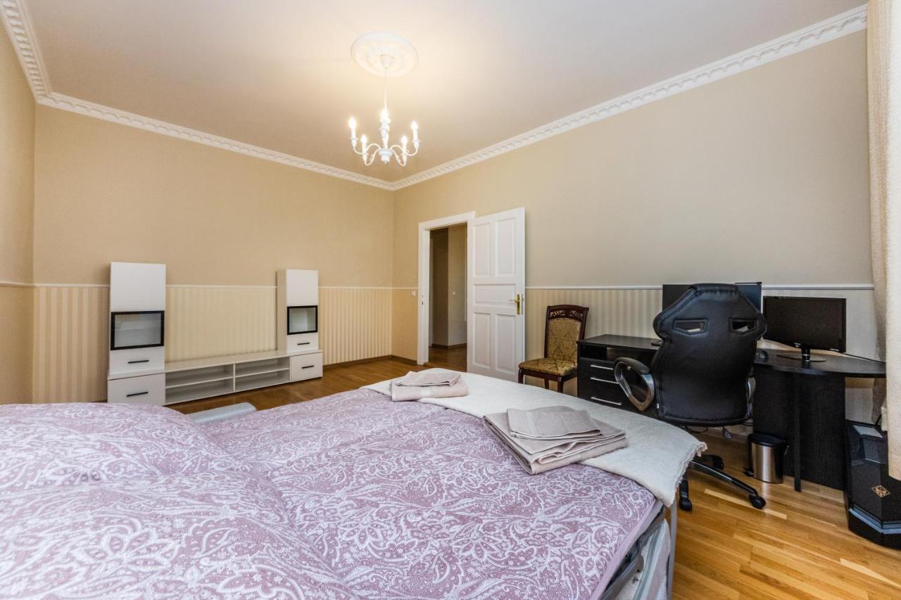 Prostorný třípokojový apartmán u nábřeží Vltavy Apartamento Praga Exterior foto